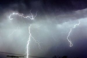 Atenţionare COD GALBEN de furtună în judeţul Alba. Averse, descărcări electrice şi vijelii. Zona vizată