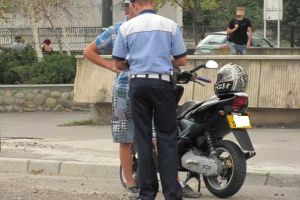 Beat mort, a ieşit ,,la plimbare” pe drumurile judeţului. Fără permis şi cu mopedul neînmatriculat