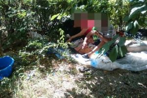 FOTO Scandalos! Un bărbat şi o femeie surprinşi în ipostaze indecente pe o stradă din Botoşani. Localnicii au fost revoltaţi