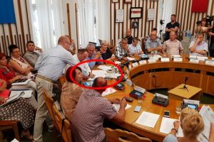 FOTO&VIDEO. Primarul Kereskenyi, cadou pentru consilierul Crăciun: lecitină cu Ginkgo Biloba