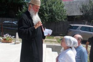 Inedit! Slujba ghiozdanelor pe dealul Măniceştilor