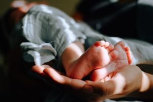 Acuze grave la adresa medicilor de la Maternitatea Braila / Tanara mama: “Daca ma luam dupa ei, copilul meu imi murea in brate acasa”
