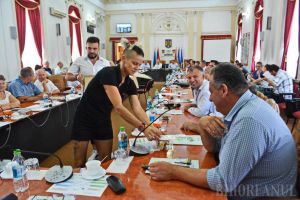 Şedinţă cu desert: Aleşii bihorenilor, funcţionarii Consiliului Judeţean şi jurnaliştii, îndulciţi de Pásztor cu felii din „tortul judeţului” (FOTO)