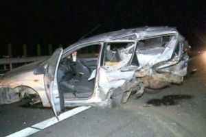 FOTO Un tânăr se zbate între viaţă şi moarte după impactul devastator dintre două maşini
