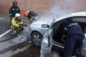 Sperietură în trafic: O maşină a luat foc în mers, pe o stradă din Oradea