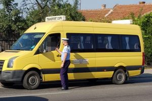 Poliţiştii se pregătesc de şcoală: Controlează microbuzele, şoferii care transportă elevi şi semnalizarea rutieră din zona unităţilor de învăţământ