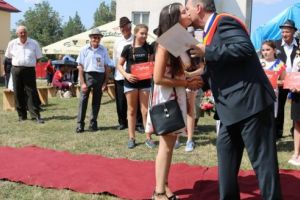 Cei mai buni elevi din Șăulia, premiaţi de conducerea Primăriei. Oana Boca: ”Secretul performanţelor şcolare este ambiţia”