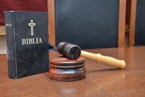 Inculpat la puterea a doua: Scos din minţi de iubită, un orădean s-a trezit acuzat de 