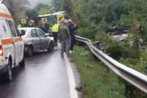 Maşină RĂSTURNATĂ peste calea ferată! Două autoturisme implicate în ACCIDENT (FOTO)