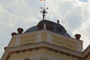 Tricolorul, repus temporar pe turla Primăriei Sfântu Gheorghe cu prilejul Zilei eliberării oraşului