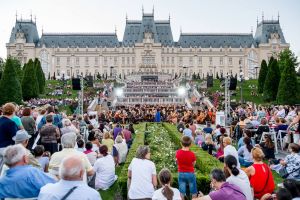 CONCERT AL FILARMONICII, TÂRGUL MEȘTERILOR POPULARI ȘI TEATRU PENTRU COPII, LA PALAS