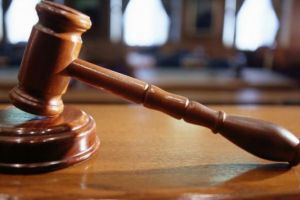 Doi indivizi care au violat o femeie de faţă cu soţul ei, condamnaţi la ani grei de închisoare