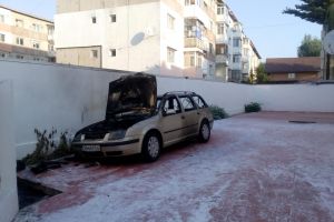 Dosar penal şi ordin de restricţie pentru un preot care şi-a ameninţat şoţia şi i-a incendiat maşina