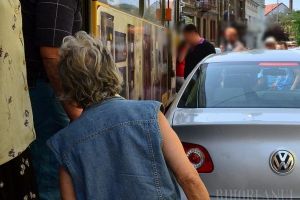 Circulaţia tramvaielor, oprită din cauza unei maşini parcate pe şine