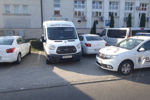 Parcare marca Poliţia Locală, chiar în faţa sediului. Pietonii, obligaţi să circule pe şosea
