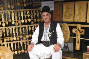 Războaiele daco-romane, sculptate de Ion Rodoş pe şapte linguri