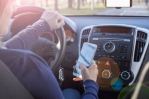 Reguli noi pentru şoferii aflaţi în trafic! Sancţiuni aspre pentru utilizarea telefonului la volan