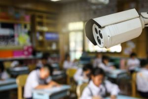 Peste 100 de şcoli şi grădiniţe din judeţ, fără niciun sistem de pază