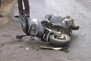 ACCIDENT la Întregalde: Un bărbat de 46 de ani, din Necrileşti, beat şi fără permis, a pierdut controlul asupra mopedului şi a căzut pe carosabil