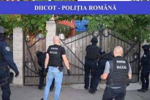 Caz şocant în Cluj: O bunică îşi bătea, ardea cu ţigara şi tăia pe faţă nepoatele minore dacă nu-i aduceau măcar 400 de lei pe zi de la cerşit