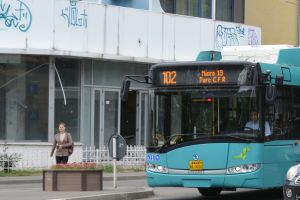 Elevii îşi pot lua abonamente la preţ redus la transportul în comun