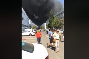 ALERTA/ Explozie puternica si incendiu devastator la o fabrica din Bucuresti. O femeie a murit, mai multi raniti in stare grava