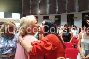 Imaginea zilei: Primul ministru Viorica Dancila face baie de multime la Scoala de Vara a Femeilor Social Democrate