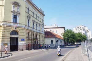 Începe reabilitarea clădirii Primăriei Oradea. Constructorii montează schelele la baza turnului clădirii