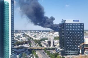 Incendiu puternic la o hală industrială din Capitală. Focul se întinde pe 10.000 de metri pătraţi (VIDEO)