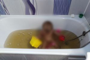 VIDEO FOTO Apă murdară la robinetele din Șelimbăr şi Vasile Aron. Apă Canal nu ştie nimic