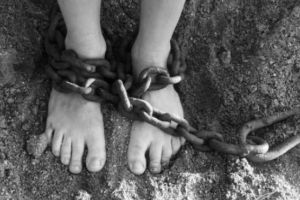 Fetiţe torturate şi obligate să cerşească de propria lor bunică. Copilele erau arse cu ţigara, tăiate pe faţă sau ţinute într-un canal