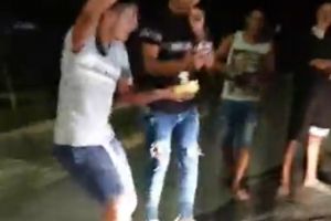 O groapa in asfalt, ce abia a implinit “frumoasa varsta de 2 ani”, sarbatorita cu tort, lumanari, confeti si lautari. Totul, in comuna Viziru, Braila