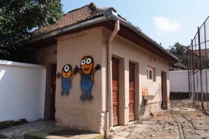 Sute de elevi din Timiş încă folosesc haznalele din curţile şcolilor şi grădiniţelor