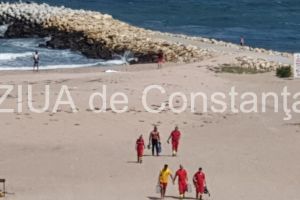 Doua persoane in pericol de inec, iar alta scoasa la mal, la Mamaia. Intervin echipaje SMURD
