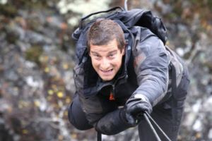 Bear Grylls, la un pas de moarte – A fost înţepat de o albină