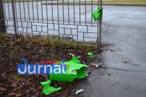 Dosar penal pentru un bărbat care a distrus coşurile de gunoi din Adjud