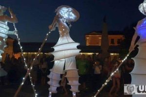 FOTO, LIVE VIDEO. Invasioni Lunari, spectacol hipnotizant care a luminat Piaţa Cetăţii la gala de deschidere a evenimentului Alba Iulia Music & Film Festival 2019