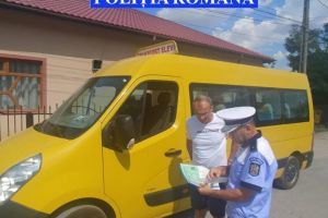Poliţiştii au început verificarea microbuzele şcolare şi semnalizarea rutieră din zona ...
