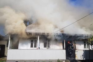 Şi-a incendiat propria casă după ce a aprins focul din sobă cu benzină