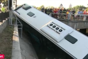 Bucuresti. Un autobuz al regiei de transport a cazut in raul Dambovita