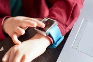 Ceasuri cu buton de panică, gratuite pentru şcolari. Elevii aflaţi în primejdie vor fi identificaţi imediat
