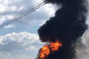 Explozie la o societate comerciala din judetul Valcea. Flacari uriase si fum dens. Populatia a fost avertizata prin RO-Alert