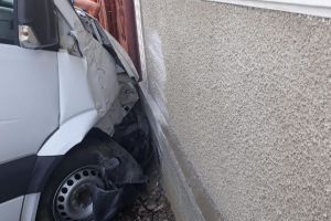 Un microbuz a intrat în peretele unei case, la Șieu. Șoferul, cetăţean străin, era băut