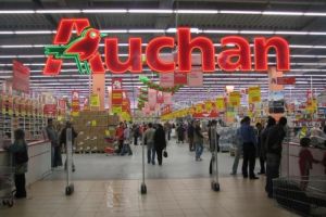 Un tavan fals s-a prabusit in magazinul Auchan Ploiesti. Un casier a fost ranit