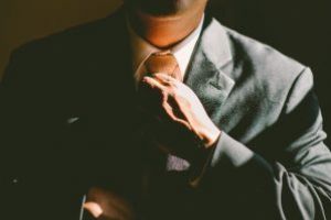 Afacerist reţinut de poliţişti. A făcut bani grei prin înşelăciune şi delapidare