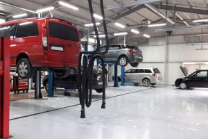 Angajatul unui service a plecat la o nuntă cu bolidul de lux al unui client şi l-a stricat