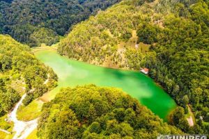 FOTO, VIDEO: Iezerul Ighiel, grădină paradisiacă împrejmuită de arbori bătrâni, la câţiva kilometri de Alba Iulia