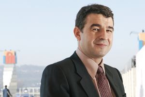 Robu vrea să îi acorde lui Iulian Dascălu titlul de cetăţean de onoare al oraşului pentru Iulius Town