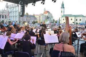 Rapsodia toamnei: Concert simfonic în Piaţa Unirii. Participarea este gratuită, dar spectatorii sunt îndemanţi să doneze pentru o casă de copii