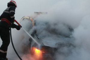 Maşină distrusă de flăcări, la Frăsinet